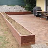 Terrasse mit Blumentrog aus Affenholz